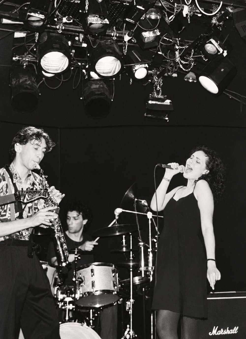 Sur scène : voix, saxophone, batterie