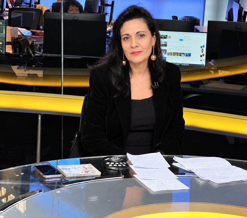 Olivia Cattan sur un plateau de télévision